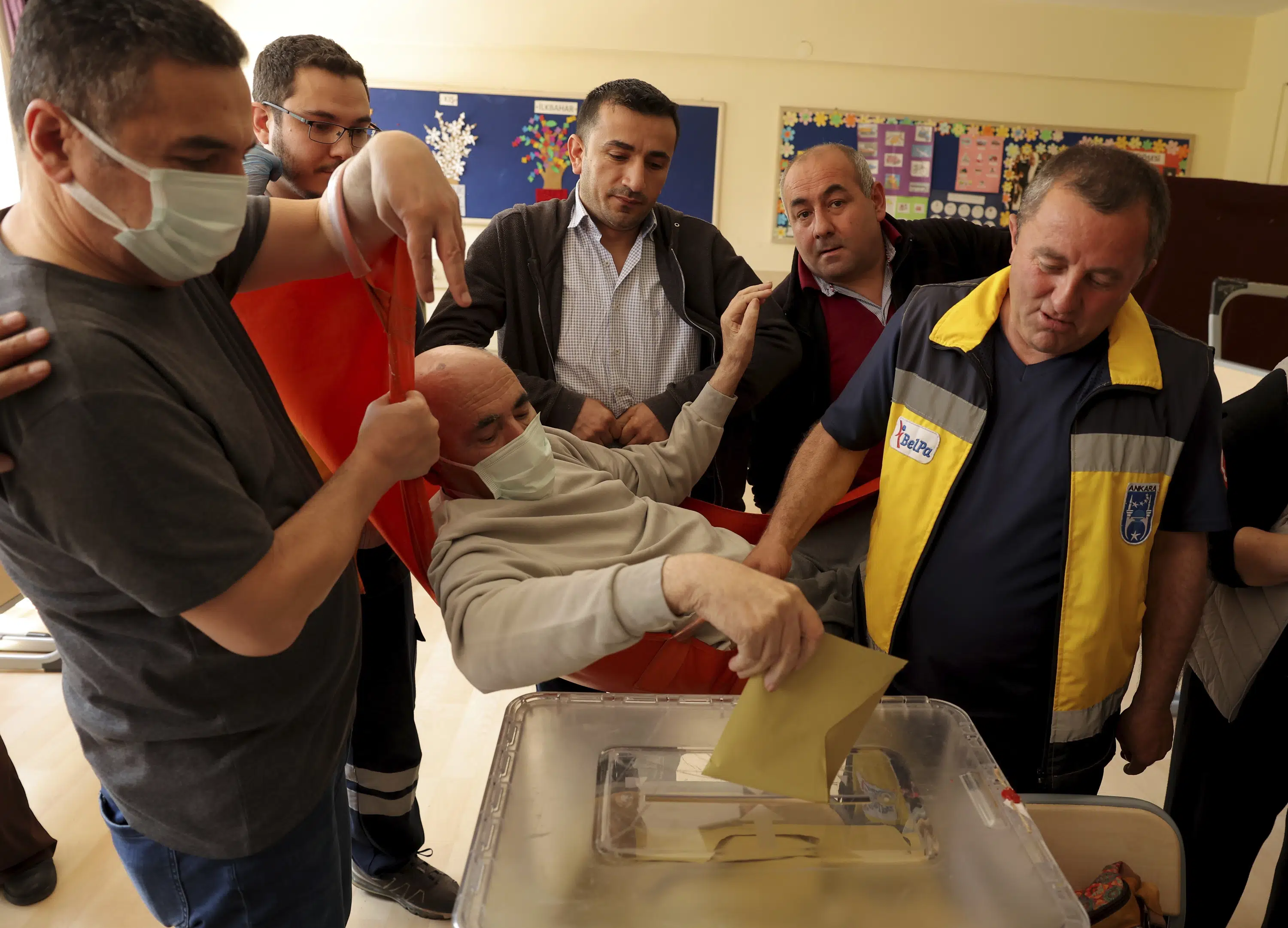 Os primeiros resultados das eleições turcas mostram que o presidente Recep Tayyip Erdogan está liderando