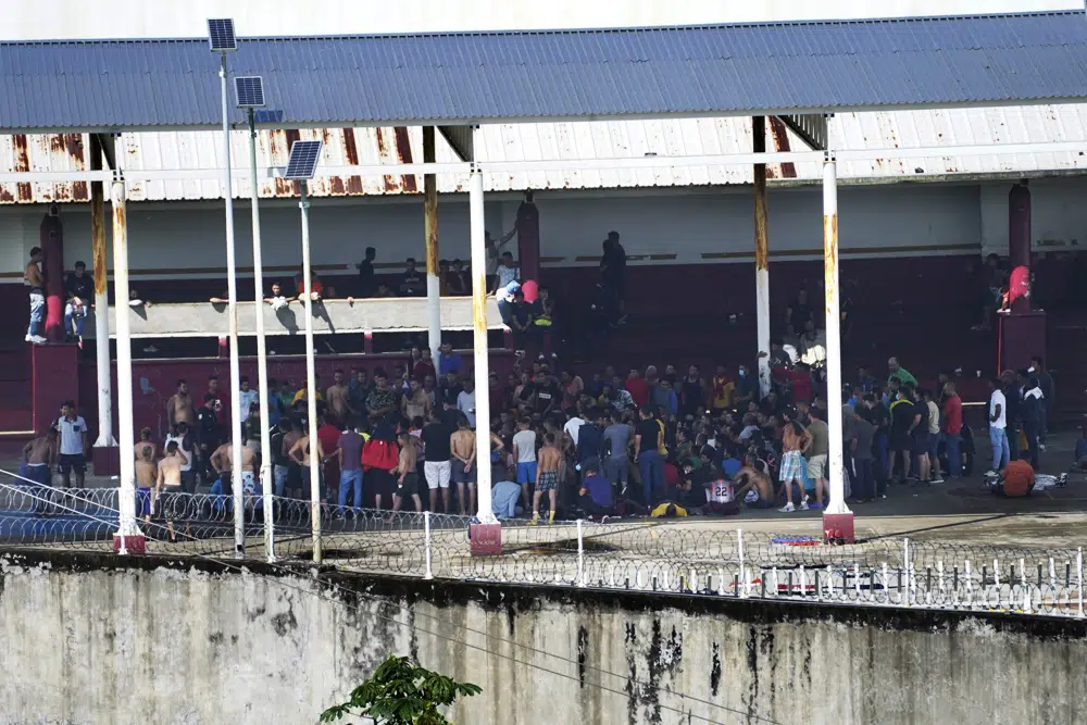 Migrantes están detenidos en la estación migratoria Siglo XXI de Tapachula, estado de Chiapas, Mexico, el martes 4 de octubre de 2022. Salir del centro de detención, conseguir permisos de tránsito, todo está disponible por un precio. Pero aunque los documentos son legales, eso no impide que el migrantes puedan ser detenidos o devueltos al sur de México. (AP Foto/Marco Ugarte)