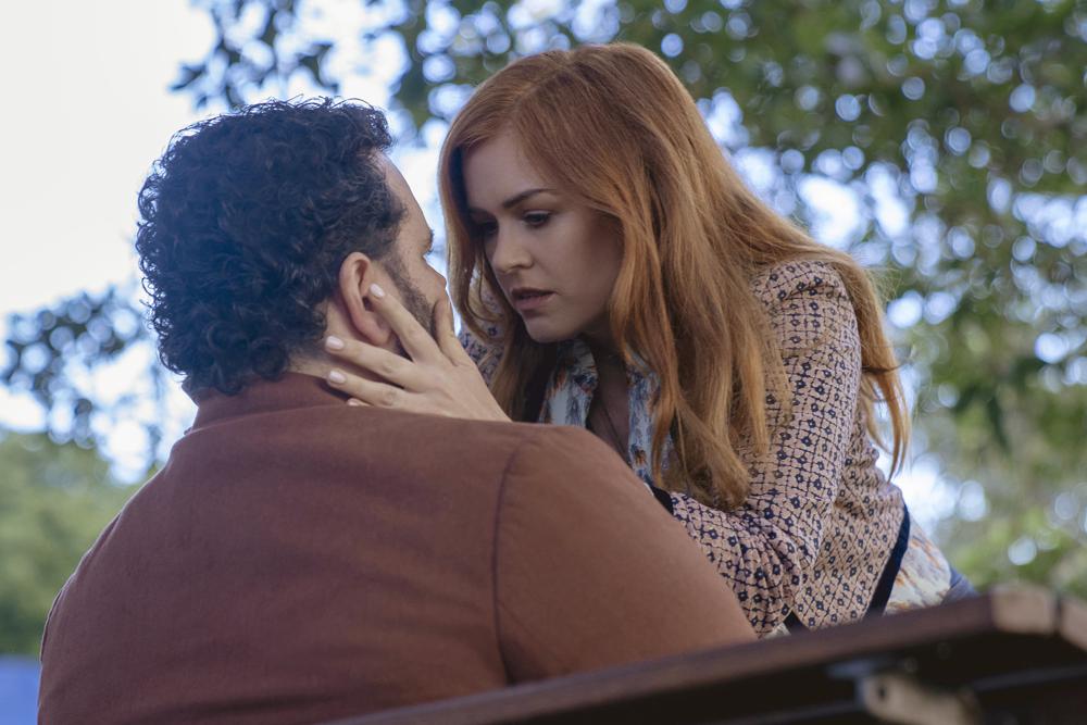 Love bites in ‘Wolf Like Me’ with Isla Fisher and Josh Gad