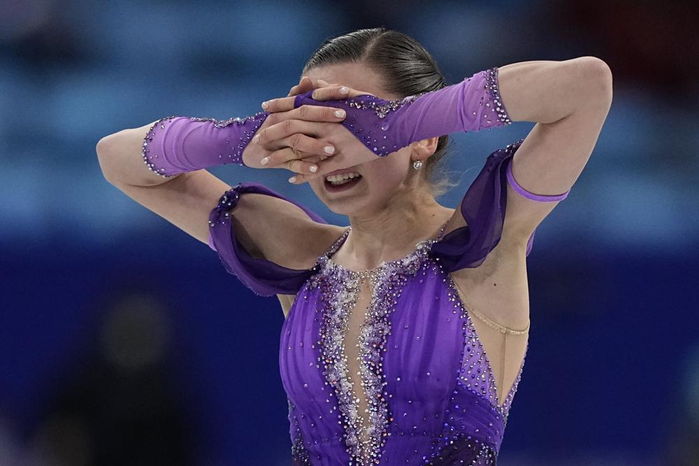 Kamila Valieva, del Comité Olímpico Ruso, reacciona en el programa corto femenino durante el patinaje artístico en los Juegos Olímpicos de Invierno de 2022, el martes 15 de febrero de 2022 en Beijing.  (Foto AP/David J. Phillip)