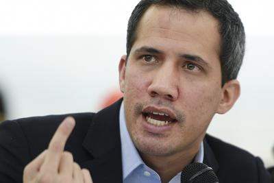 ARCHIVO - En esta fotografía de archivo del 3 de marzo de 2021, el dirigente opositor Juan Guaido hace declaraciones a la prensa en el vecindario de Los Palos Grandes de Caracas, Venezuela. (AP Foto/Matias Delacroix, Archivo)