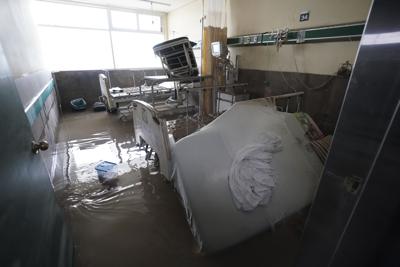Esta fotografía muestra habitaciones inundadas y camas y equipos dañados en un hospital público de Tula, en el estado de Hidalgo, México, el martes 7 de septiembre de 2021. (AP Foto/Marco Ugarte)