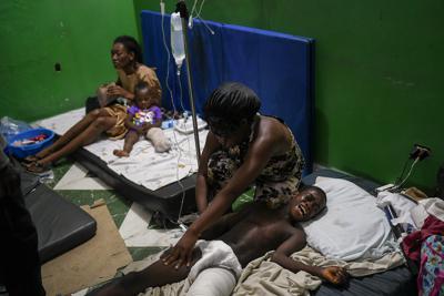 Un niño llora de dolor en el hospital Inmaculada Concepción en Les Cayes, Haití, el 17 de agosto de 2021, tres días después de un sismo que remeció la parte suroccidental del país. (AP Foto/Matías Delacroix)