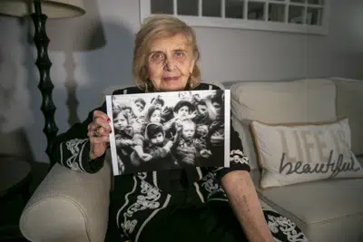 Tova Friedman, de 85 años, muestra en su brazo izquierdo el número que los nazis le tatuaron estando en el campo de concentración Auschwitz, en Polonia, en Morristown, Nueva Jersey, el lunes 13 de marzo de 2023. Friedman ha recurrido a TikTok para relatar sobre el Holocausto; sus videos tienen millones de vistas. (Foto AP/Ted Shaffrey)