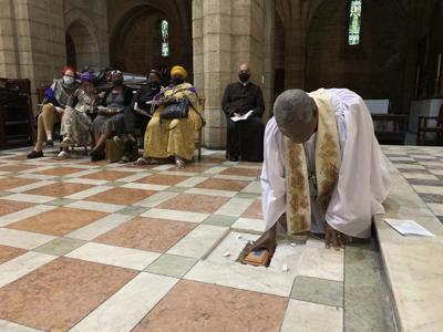 Fotografía proporcionada por Oryx Media, del arzobispo anglicano Thabo Makgoba sepultando los restos del arzobispo emérito Desmond Tutu en el altar principal de la catedral St. George en Ciudad del Cabo, Sudáfrica, el domingo 2 de enero de 2022. (Benny Gool/Oryx Media vía AP)