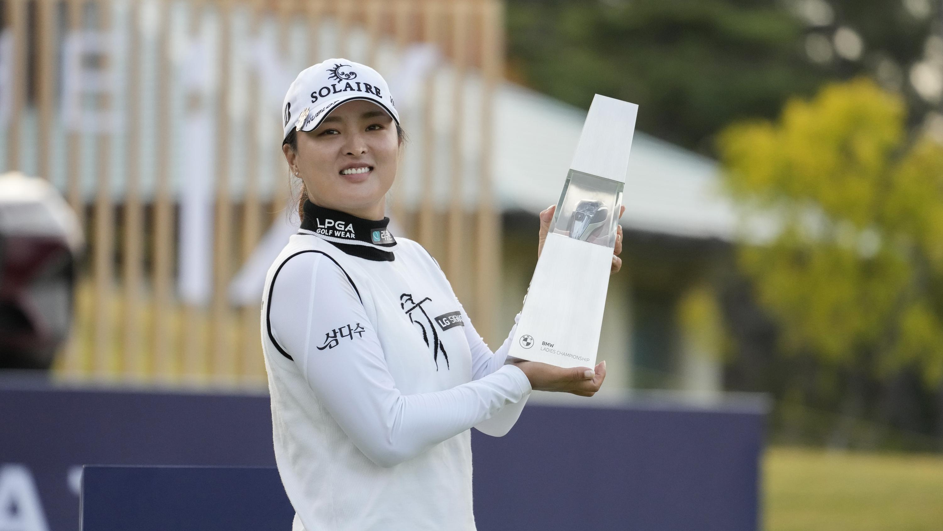 LPGA 올해의 선수는 고와 넬리 코다에게 돌아갔다.