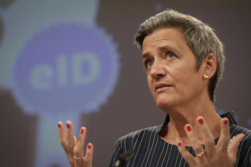 Margrethe Vestager, responsable de temas digitales de la Comisión Europea, da una conferencia de prensa en la sede de la UE en Bruselas, el 3 de junio de 2021. (Stephanie Lecocq, Pool vía AP)