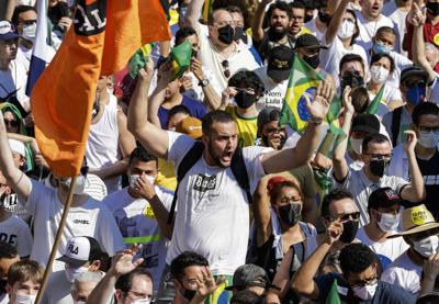 Personas se reúnen el domingo 12 de septiembre de 2021 en la Avenida Paulista de Sao Paulo, Brasil, durante una protesta contra el presidente Jair Bolsonaro, en la que exigieron su renuncia por el mal manejo de la pandemia, corrupción en los contratos para vacunas y la mala situación económica. (AP Foto/Marcelo Chello)