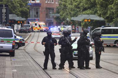 La policía acude al lugar de un ataque en Würzburg, Alemania, el viernes 25 de junio de 2021. (Karl-Josef Hildenbrand/dpa vía AP)