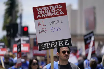 Miembros del Gremio de Guionistas de América hacen un piquete frente a Fox Studios el martes 2 de mayo de 2023 en Los Ángeles. Los escritores de Hollywood que hacían piquetes para preservar el salario y la seguridad laboral fuera de los principales estudios y streamers se prepararon para una larga lucha al comienzo de una huelga que inmediatamente obligó a los espectáculos nocturnos a una pausa y muchas otras producciones en espera. (AP Photo/Ashley Landis)