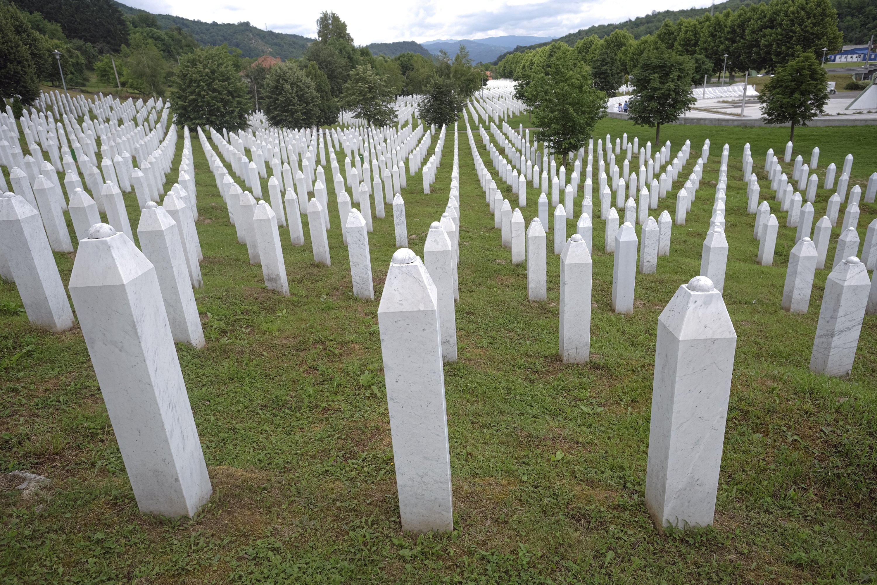 bosnian genocide graves