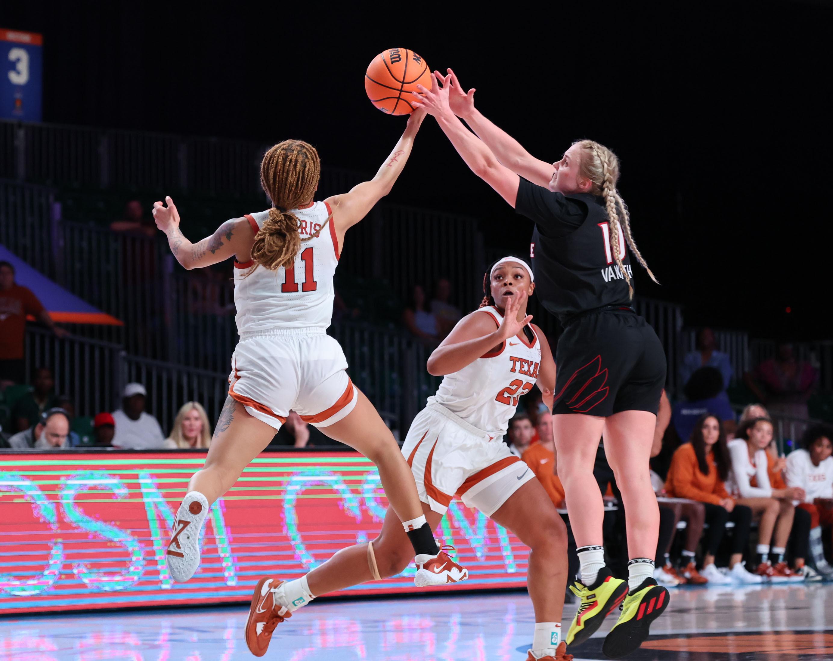 No. 6 Louisville beats No. 3 Texas at Battle 4 Atlantis AP News