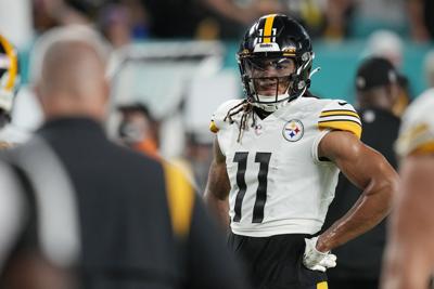 El receptor abierto de los Pittsburgh Steelers Chase Claypool (11) calienta antes de un partido de fútbol americano de la NFL contra los Miami Dolphins, el domingo 23 de octubre de 2022, en Miami Gardens, Florida. (AP Photo / Rebecca Blackwell)