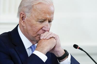 El presidente Joe Biden asiste a una reunión en la Casa Blanca, 24 de setiembre de 2021. La popularidad de Biden ha caído _la mitad de los estadounidenses aprueban su gestión y la mitad la desaprueban_ según una encuesta AP-NORC publicada el viernes 1 de octubre de 2021. (AP Foto/Evan Vucci)