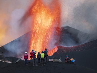 Científicos del Consejo Superior de Investigaciones Científicas de España toman medidas geofísicas relacionadas con la erupción de un volcán en la isla canaria de La Palma el 13 de noviembre del 2021. (AP Photo/Taner Orribo)