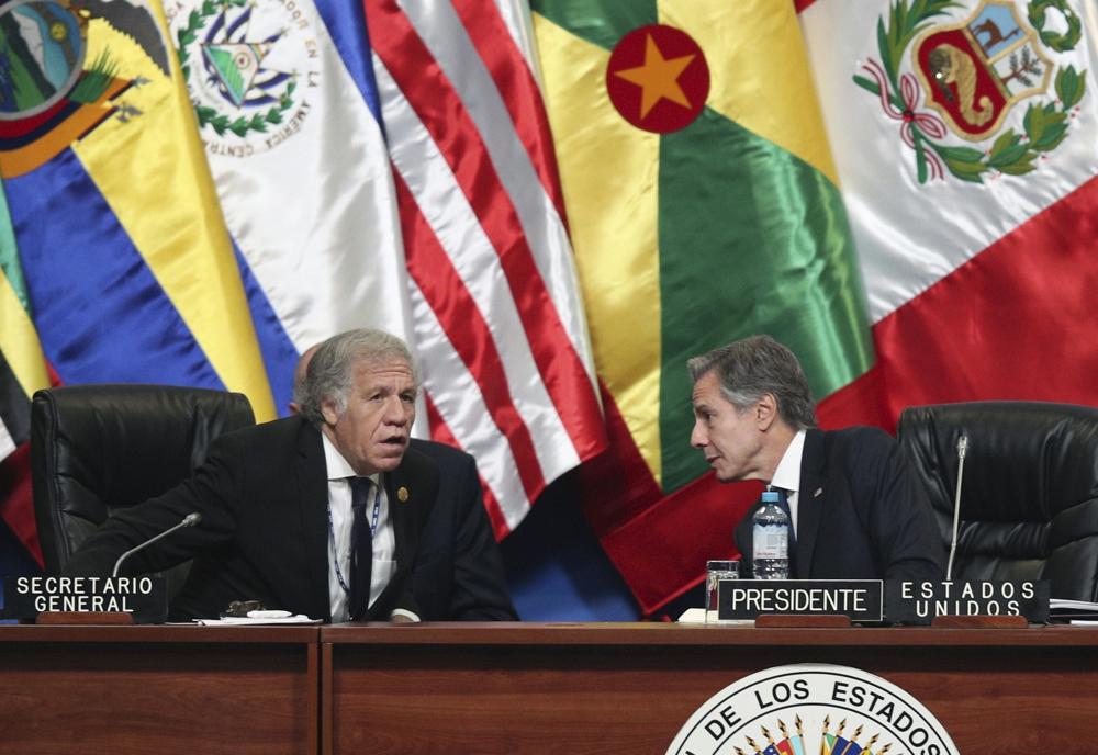El Secretario General de la Organización de Estados Americanos, Luis Almagro, habla con el secretario de Estado de Estados Unidos, Antony J. Blinken, en la la 52ª Asamblea General de la OEA, el jueves 6 de octubre de 2022, en Lima, Perú. Almagro enfrenta una investigación interna ante denuncias de que mantuvo una relación consensual con una asistente, en una posible violación del código de ética de la OEA, según pudo saber The Associated Press (AP Foto/Guadalupe Pardo)
