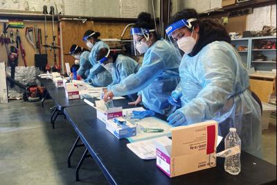 Trabajadoras se toman un descanso después de realizar pruebas diagnósticas de COVID-19 a migrantes que fueron liberados por la Patrulla Fronteriza en el Centro Regional para la Salud Binacional, el 5 de febrero de 2022, en Somerton, Arizona. (AP Foto/Elliot Spagat)