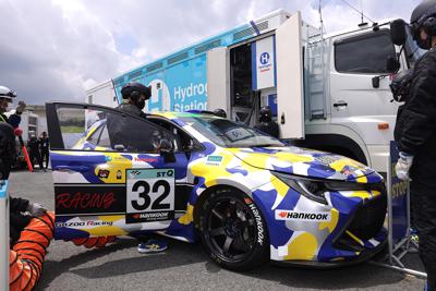 Esta imagen proporcionada por Toyota Motor Corp. muestra un auto con motor de hidrógeno durante su repostaje en la carrera de cinco horas Super Taikyu en el Autopolis de Hita, prefectura de Oita, Japón, el 31 de julio de 2021. (Toyota Motor Corp. via AP)