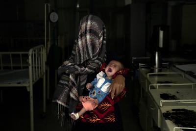 Nazia de 30 años, que ha perdido a cuatro hijos debido a la desnutrición severa, sostiene a su bebé desnutrido en un hospital en la provincia de Parwan, al norte de Kabul, Afganistán, el jueves 19 de mayo de 2022. Unos 1,1 millones de niños afganos menores de cinco años sufrirán malnutrición para finales de año. , ya que las salas de los hospitales ya están llenas de niños enfermos. (AP Foto/Ebrahim Noroozi)