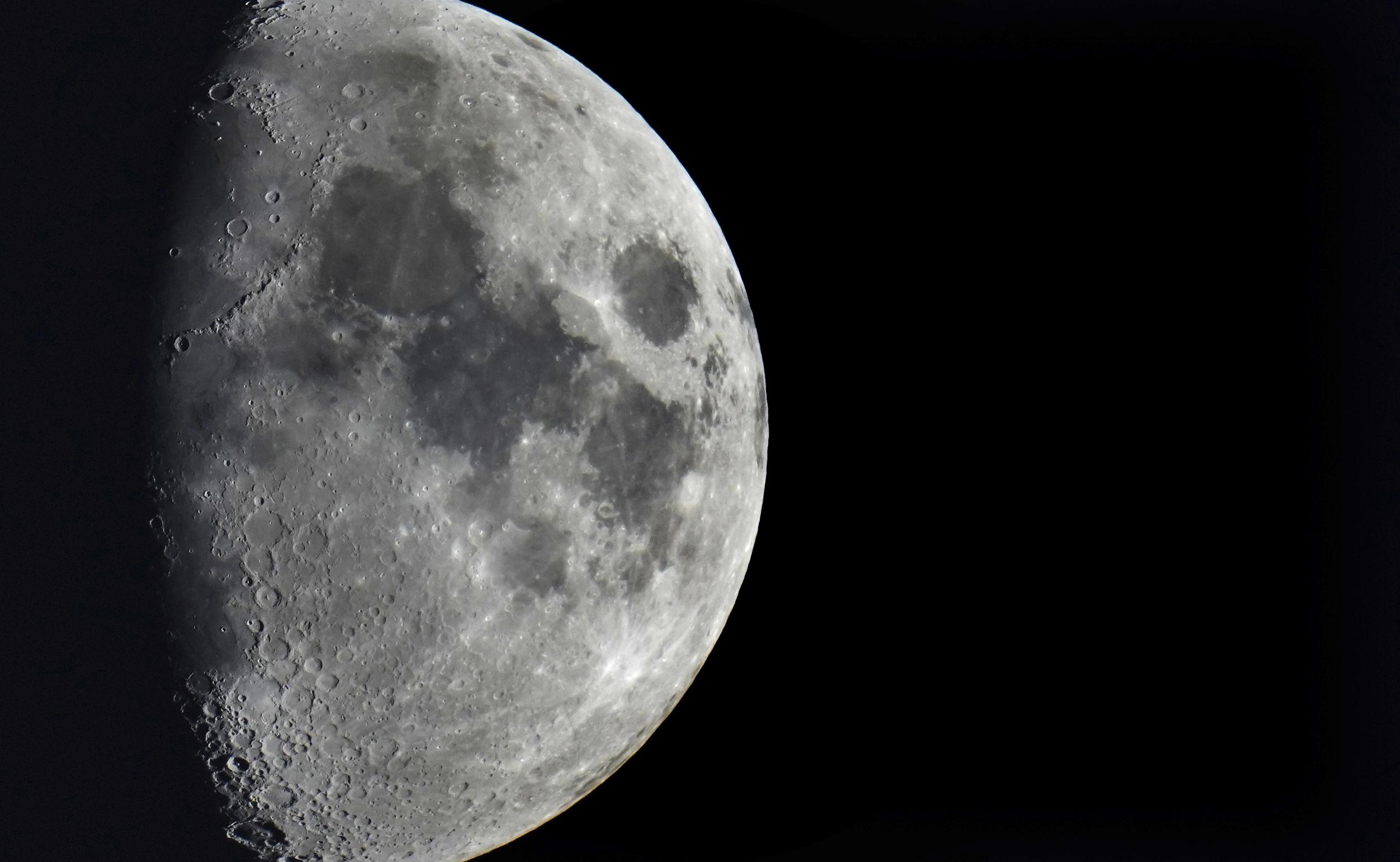 Basura espacial chocando con la luna a una velocidad de 5800 millas por hora