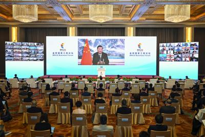 En esta fotografía facilitada por la Agencia de Noticias Xinhua, el presidente chino Xi Jinping pronuncia un discurso virtual en la ceremonia inaugural del Foro de Negocios de los BRICS, el miércoles 22 de junio de 2022. (Yin Bogu/Xinhua vía AP)