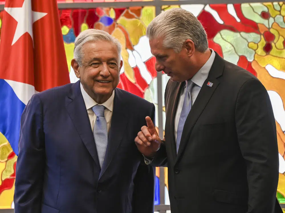 Der kubanische Präsident Miguel Díaz-Canel, rechts, und Mexikos Präsident Andrés Manuel López Obrador | Bildquelle: © Yamil Lage/Pool Photo via AP, File | Bilder sind in der Regel urheberrechtlich geschützt