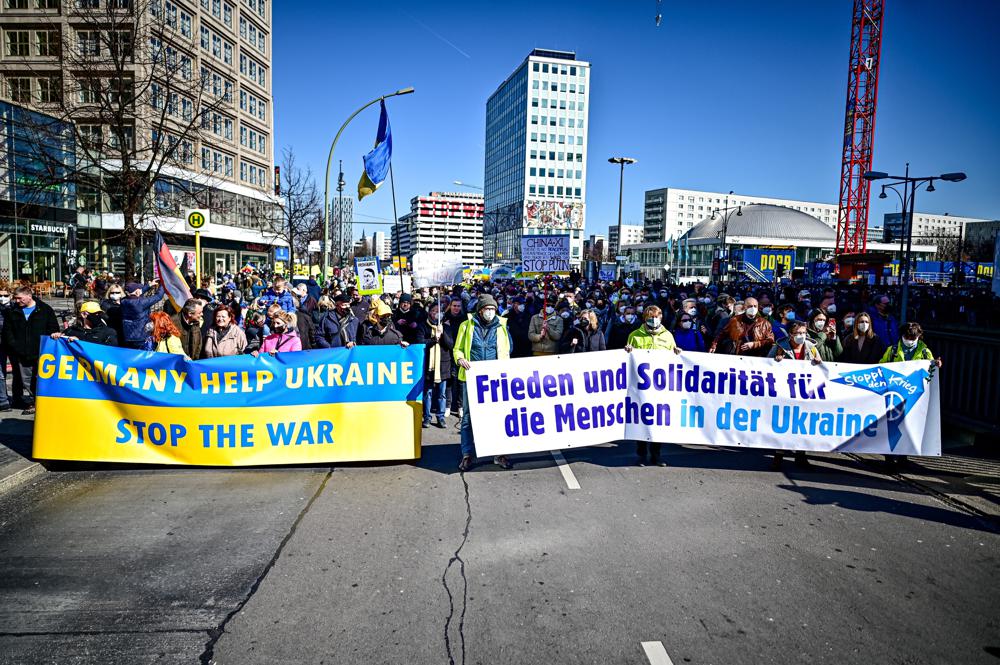 La gente participa en la manifestación "¡Alto a la guerra! Paz y solidaridad para el pueblo de Ucrania" en Berlín, Alemania, el domingo 13 de marzo de 2022. (Fabian Sommer/dpa vía AP)