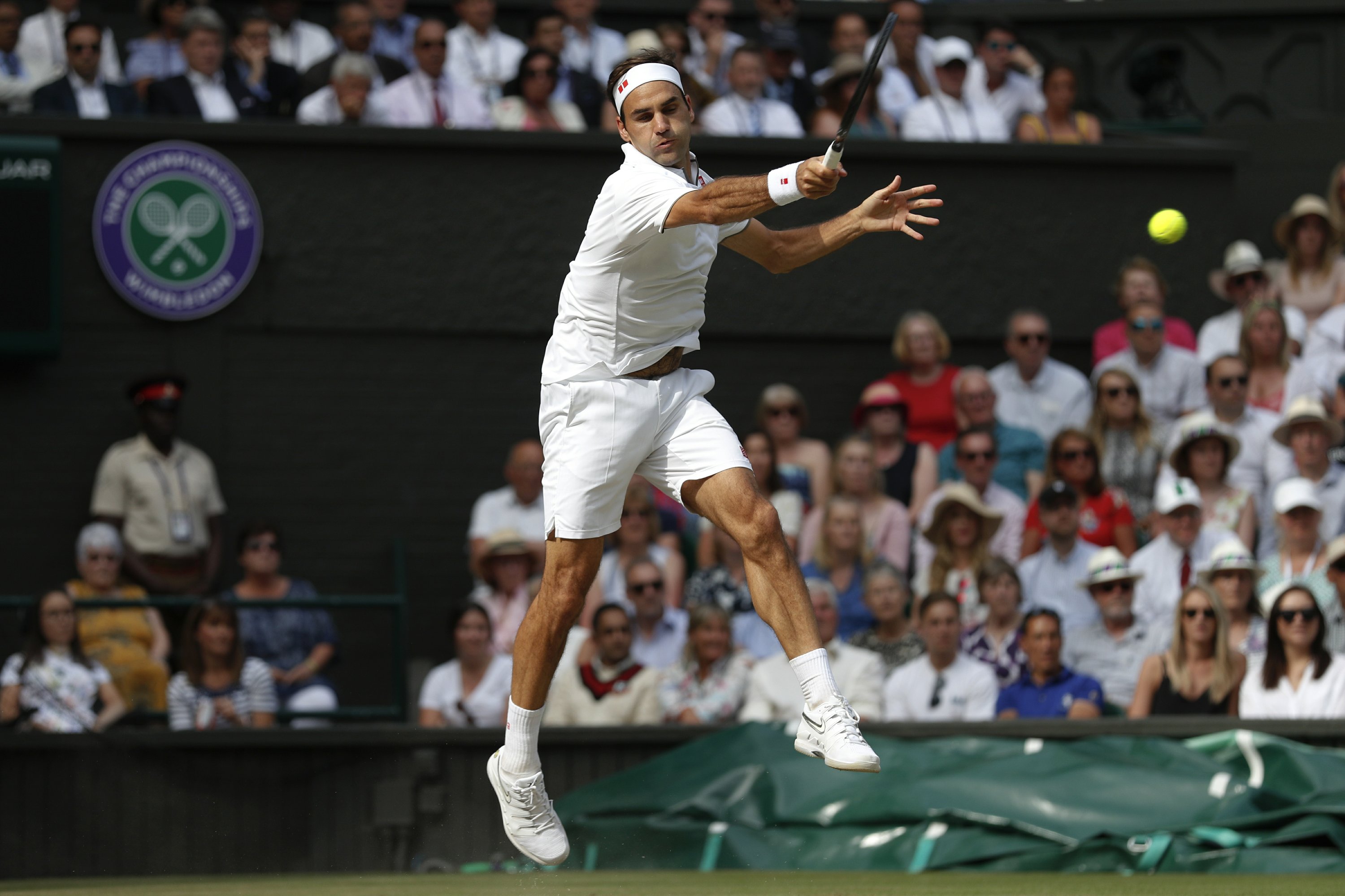 The Latest: Djokovic-Federer Wimbledon final 6-6 in 5th set3000 x 2000