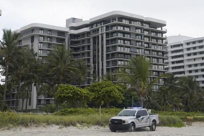 Fotografía de archivo del jueves 24 de junio de 2021 de un inmueble gemelo al edificio de condominios que se colapsó parcialmente hora antes del mismo día, en Surfside, Florida. (AP Foto/Wilfredo Lee, Archivo)