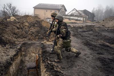 Soldados ucranianos se aproximan a una trinchera que había sido utilizada por soldados rusos mientras recuperan el control de una zona a las afueras de Kiev, Ucrania, el 1 de abril de 2022. (AP Foto/Rodrigo Abd)