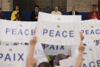 El papa Francisco en una conferencia con otros líderes religiosos en el Coliseo de Roma, Italia, el martes 25 de octubre de 2022. (AP Foto/Andrew Medichini)