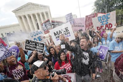 Manifestantes en contra del aborto celebran frente a la Corte Suprema de Estados Unidos, el viernes 24 de junio de 2022, en Washington. La Corte Suprema puso fin a las protecciones constitucionales para el aborto que habían estado vigentes durante casi 50 años, una decisión de su mayoría conservadora de anular los casos de aborto históricos de la corte. (AP Foto/Steve Helber)