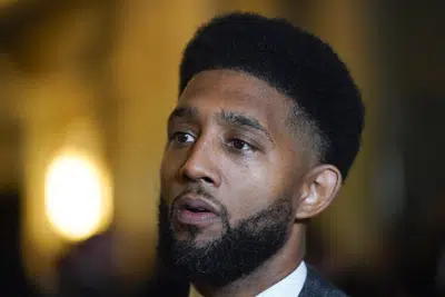 ARCHIVO - El alcalde de Baltimore, Brandon Scott, llega a la sesión anual de 90 días de la Asamblea General del estado el 11 de enero de 2023 en Annapolis. El alcalde de Baltimore pidió introducir un toque de queda durante el verano después de que dos adolescentes fueran baleados cuando la policía intentaba disolver una gran multitud de menores el domingo por la noche. (AP Foto/Julio Cortez, Archivo)