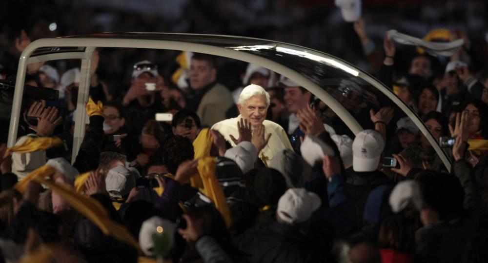 ARCHIVO - Saludo fiel cuando el Papa Benedicto XVI llega en su papamóvil durante una reunión de jóvenes en la Plaza de San Pedro en el Vaticano el 25 de marzo de 2010. El Papa Emérito Benedicto XVI, el teólogo alemán que será recordado como el primer Papa en 600 años en renunciar, ha muerto, anunció el Vaticano el sábado.  Tenía 95 años. (Foto AP/Gregorio Borgia, Archivo)