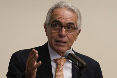 El Relator Especial para la Independencia de Jueces y Abogados de las Naciones Unidas, Diego García-Sayán, habla durante una conferencia de prensa en La Paz, Bolivia, el martes 22 de febrero de 2022. (AP Foto/Juan Karita)