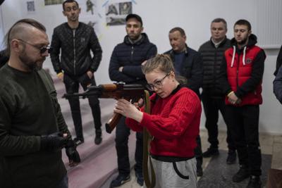 Civiles ucranianos reciben instrucción armamentística en Leópolis, Ucrania, el sábado 19 de marzo de 2022. Los combates continuaban en varios frente en Ucrania, más de tres semanas después de que comenzara la invasión del 24 de febrero de 2022. (AP Foto/Bernat Armangue)