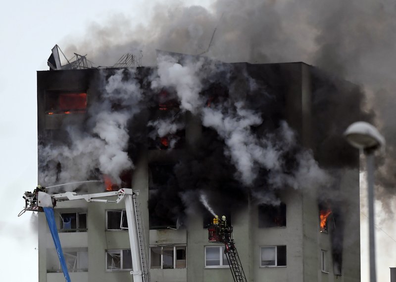 Personas Atrapadas En Edificio Que Arde En Eslovaquia