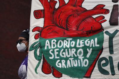 ARCHIVO - En esta fotografía de archivo del 28 de septiembre de 2020, una mujer sostiene una pancarta a favor de la legalización del aborto durante una manifestación frente al Congreso Nacional en el "Día por la Despenalización del Aborto en América Latina y el Caribe", en la Ciudad de México. La Corte Suprema de México consideró inconstitucional penalizar el aborto el martes 7 de septiembre de 2021. (AP Foto/Rebecca Blackwell, Archivo)