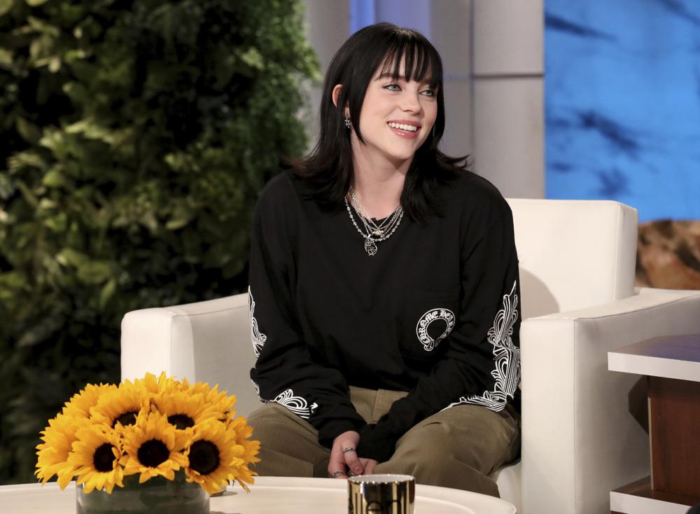 En esta foto publicada por Warner Bros., la cantante Billie Eilish aparece en la grabación final de "The Ellen DeGeneres Show" en el lote de Warner Bros. en Burbank, California. (Michael Rozman/Warner Bros. vía AP)