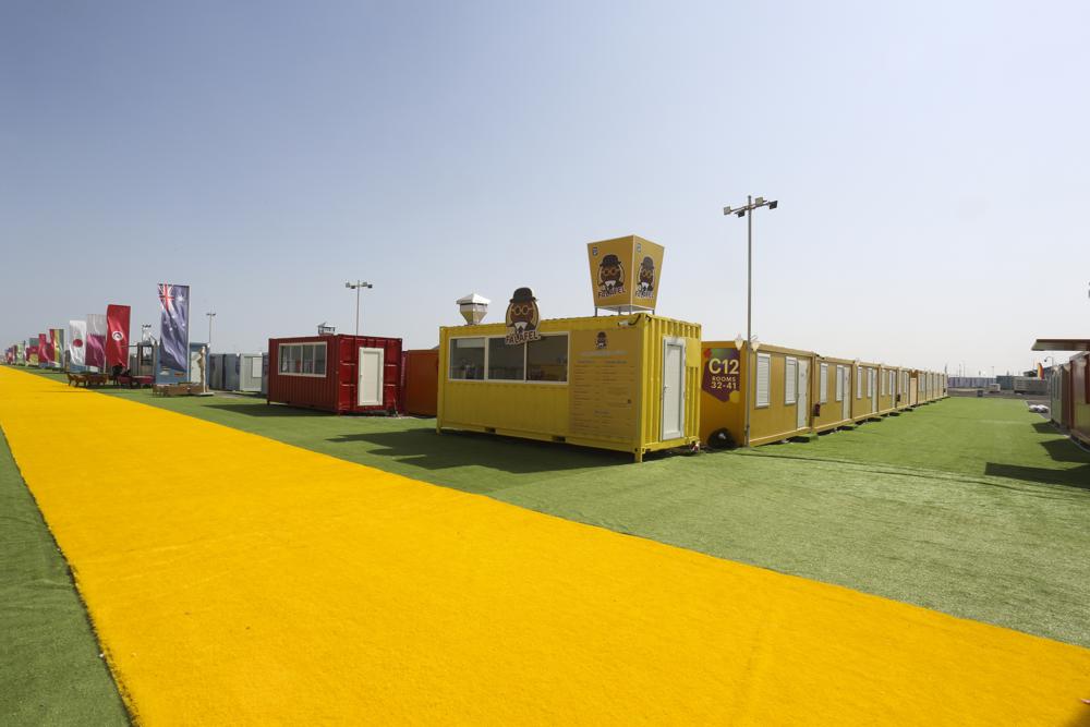 El jueves 10 de noviembre de 2022 se ve una vista general de un pueblo de fanáticos en Doha, Qatar. Qatar inauguró una villa de aficionados con capacidad para 6.000 cabañas en un lote aislado cerca de sus aeropuertos, una oferta de vivienda hacia el extremo inferior de lo que está disponible para la próxima Copa del Mundo a pocos días de comenzar. (Foto AP/Hussein Sayed)