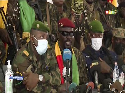 El líder del golpe militar de Guinea, coronel Mamad Doumbouya (centro, con anteojos para sol) ofrece un discurso en la capital Conakry el 6 de septiembre del 2021. (Radio Television Guineenne via AP)