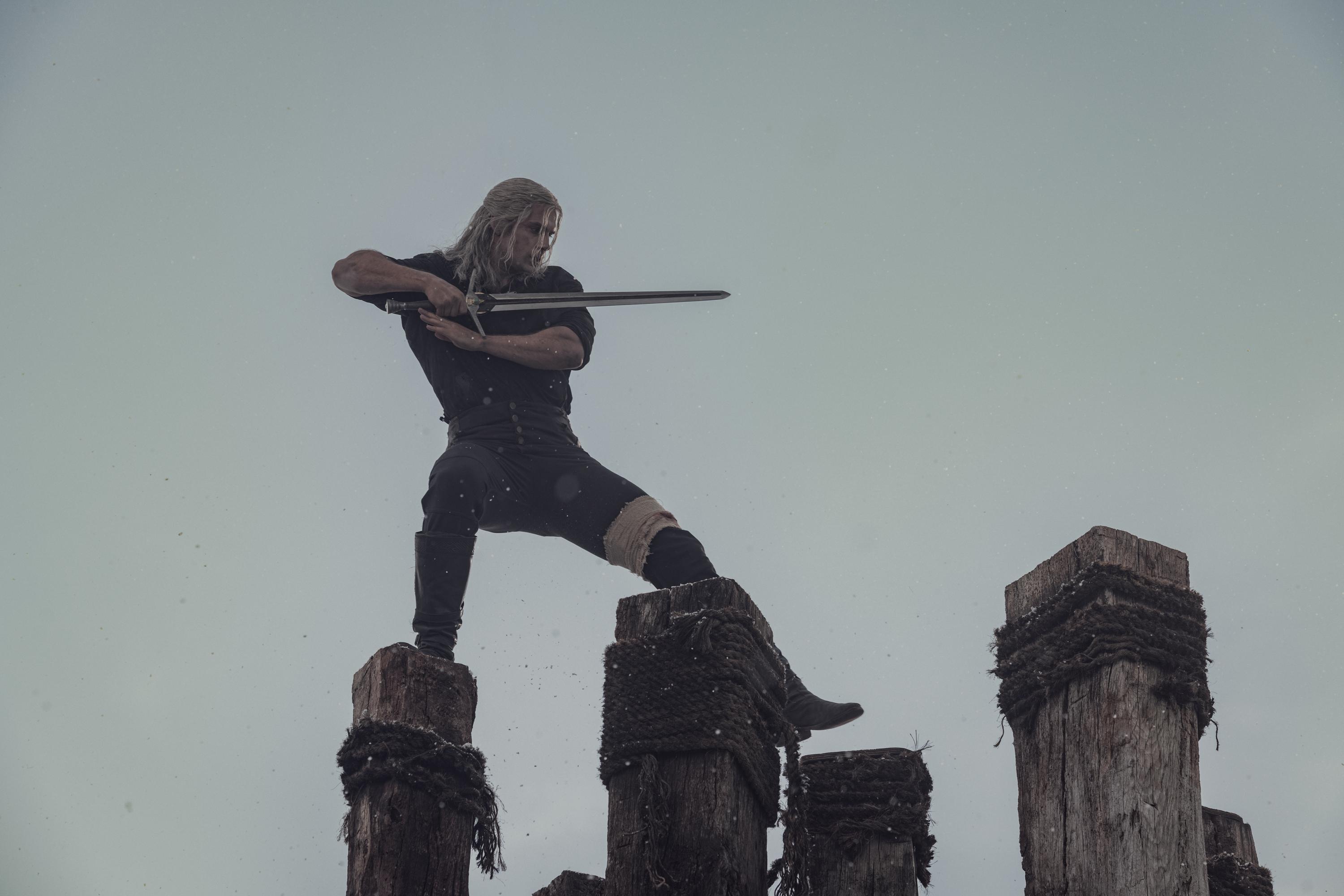 Henry Cavill vuelve a tomar la espada en “The Witcher” | AP News