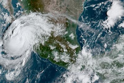 Imagen de satélite facilitada por la Oficina Nacional de Administración Oceánica y Atmosférica de Estados Unidos (NOAA por sus siglas en inglés) en la que aparece el huracán Olaf conforme se acerca al complejo turístico mexicano de Los Cabos, en la punta de la península de Baja California, el jueves 9 de septiembre de 2021, siendo las 10:30 am ET. (NOAA/NESDIS/STAR GOES vía AP)