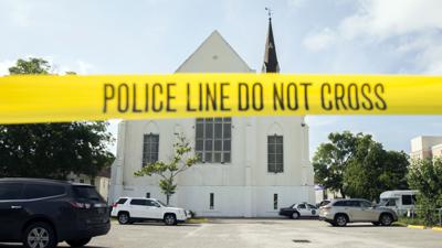 ARCHIVO - En imagen de archivo del 19 de junio de 2015, la policía coloca cinta en el estacionamiento detrás de de la iglesia AME Emanuel al tiempo que expertos forenses del FBI trabajan en la escena del crimen, en Charleston, Carolina del Sur. (AP Foto/Stephen B. Morton, archivo)