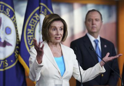 La presidenta de la Cámara de Representantes, Nancy Pelosi, demócrata por California, es acompañada por el presidente del Comité de Inteligencia de la cámara baja, el también demócrata Adam Schiff, al anunciar a los integrantes del nuevo comité que investigará el asalto al Capitolio del 6 de enero de 2021, en el Capitolio de Washington, el jueves 1 de julio. (AP Foto/J. Scott Applewhite)