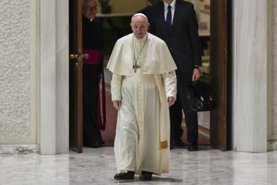 El papa Francisco a su llegada a su audiencia general semanal en el salón Papa Pablo VI, en el Vaticano, el 6 de octubre de 2021. (AP Foto/Alessandra Tarantino)