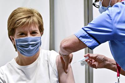 La primera ministra de Escocia  Nicola Sturgeon recibe la vacuna contra el coronavirus en Glasgow, Escocia el 21 de junio del 2021. (Jeff J Mitchell/Pool via AP)