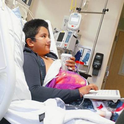 Fotografía de 2021 facilitada por Yessica González en la que aparece su hijo, Francisco Rosales, de 9 años, en el Centro Médico Infantil de Dallas, Texas. Francisco fue ingresado con COVID-19. Se suponía que un día antes debía comenzar sus clases de cuarto grado de primaria. (Yessica González vía AP)