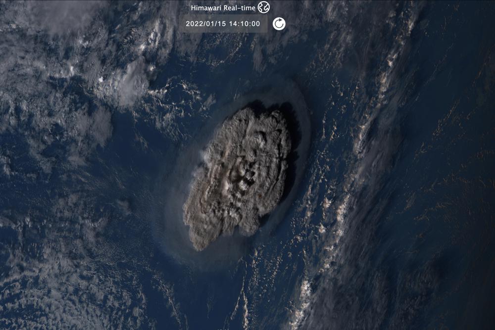 Esta imagen satelital tomada por Himawari-8, un satélite meteorológico japonés operado por la Agencia Meteorológica de Japón y publicada por el Instituto Nacional de Tecnología de la Información y las Comunicaciones (NICT), muestra la erupción de un volcán submarino en la nación del Pacífico de Tonga el sábado 15 de enero de 2022 (NTIC vía AP)
