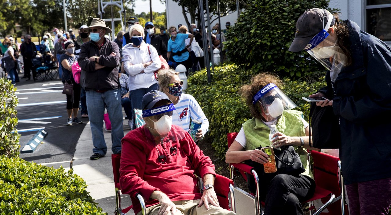 Florida seniors start swarming COVID-19 vaccination sites